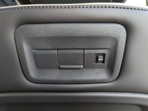 Used 2024 Land Rover Discovery Dynamic SE image 32