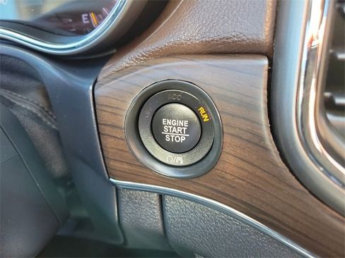 Used 2017 Jeep Grand Cherokee Overland image 29