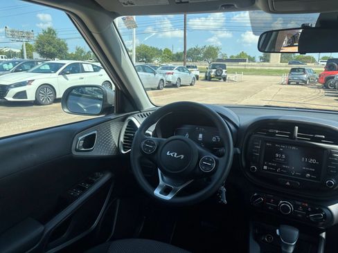 Used 2025 Kia Soul LX w/ LX Technology Package FWD image 31