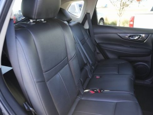 Used 2018 Nissan Rogue SV image 16