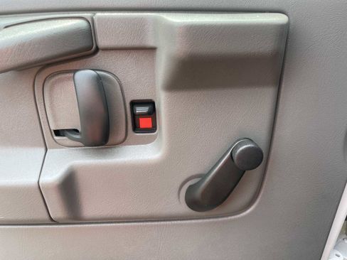 Used 2013 Chevrolet Express 3500 Extended image 11