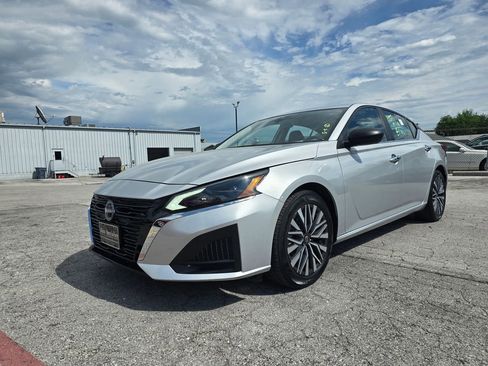 Used 2024 Nissan Altima 2.5 SV FWD image 2