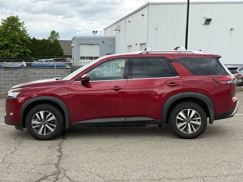 Used 2023 Nissan Pathfinder SL w/ Black Appearance Package image 3