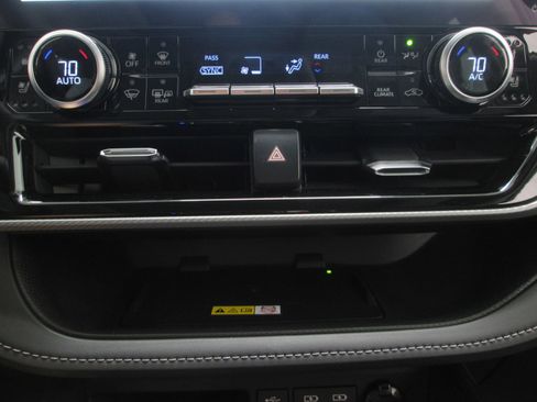 Used 2023 Toyota Highlander Platinum image 17