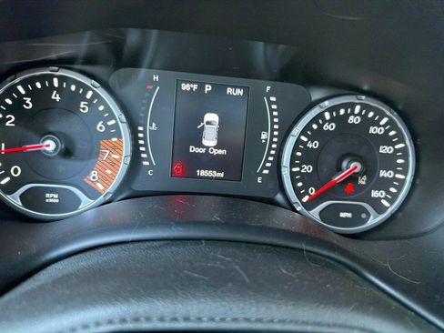 Used 2023 Jeep Renegade Latitude w/ Sun/Sound Group AWD/4WD image 5