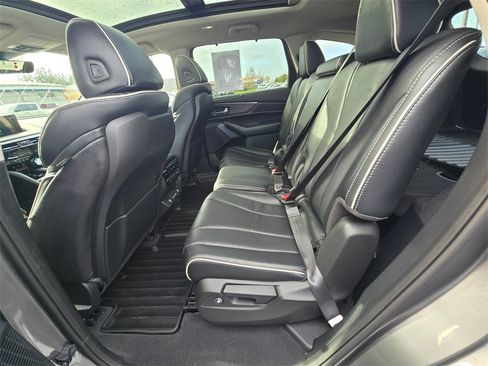 Used 2023 Acura MDX SH-AWD w/ Advance Package image 11