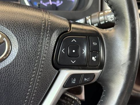 Used 2019 Toyota Highlander Plus w/ Carpet Mat Package (TMS) FWD image 26