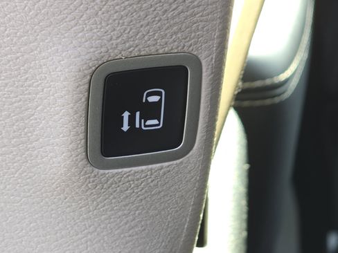 Used 2023 Chrysler Pacifica Touring-L image 13