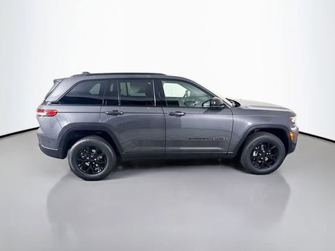 New 2025 Jeep Grand Cherokee Laredo image 8