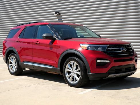 Used 2021 Ford Explorer XLT w/ Equipment Group 202A AWD/4WD image 1