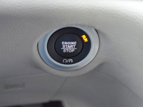 Used 2023 Chrysler Pacifica Touring-L image 27