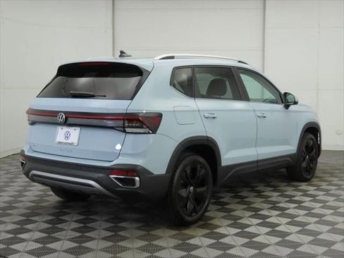 New 2026 Volkswagen Taos SE image 5