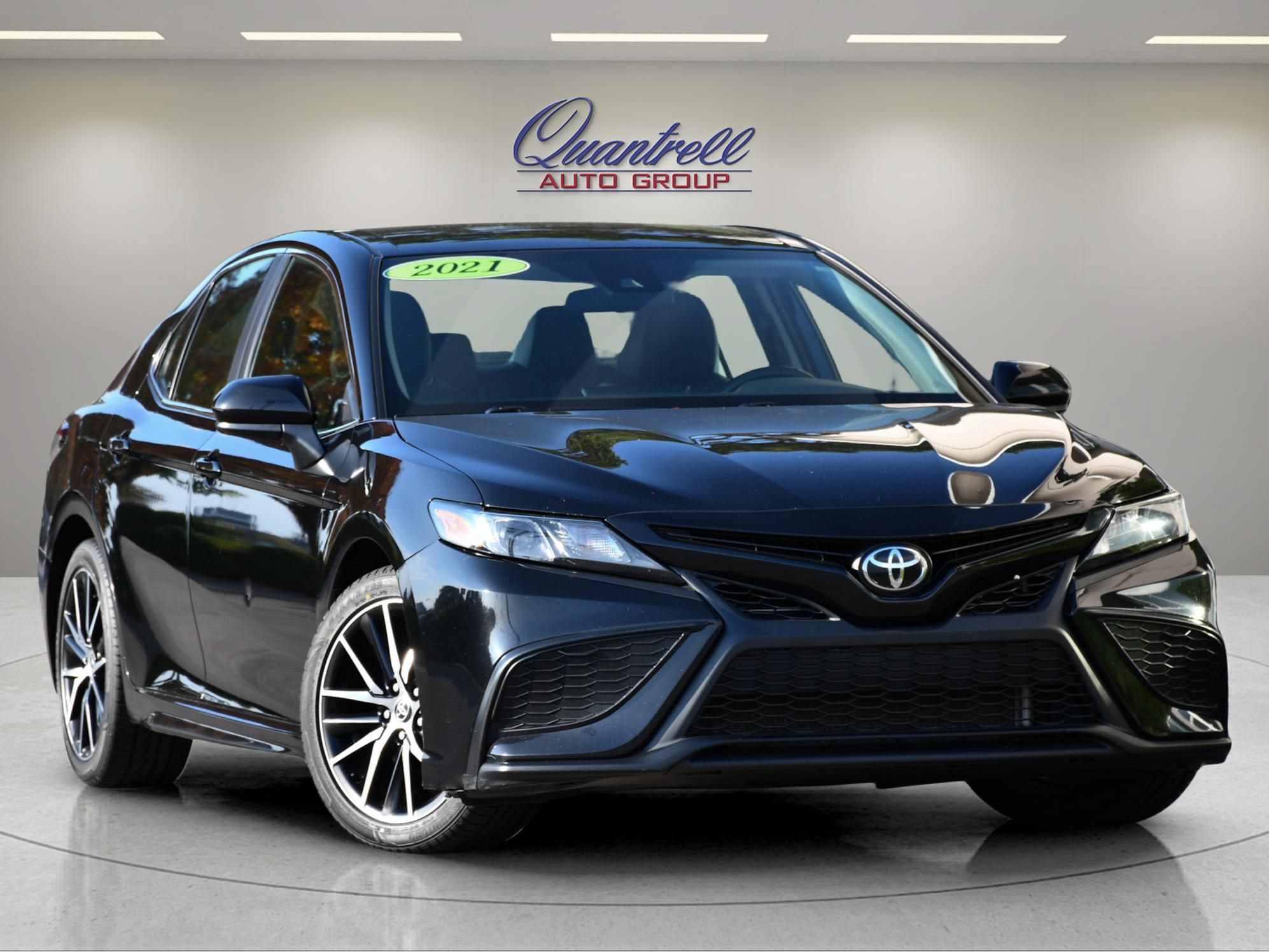 Used 2021 Toyota Camry SE FWD image 1