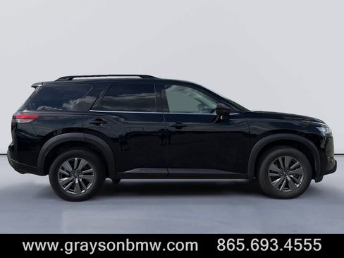 Used 2024 Nissan Pathfinder SV FWD image 2