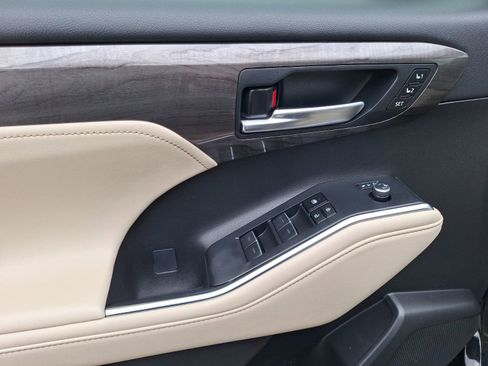 Used 2023 Toyota Highlander Limited image 19
