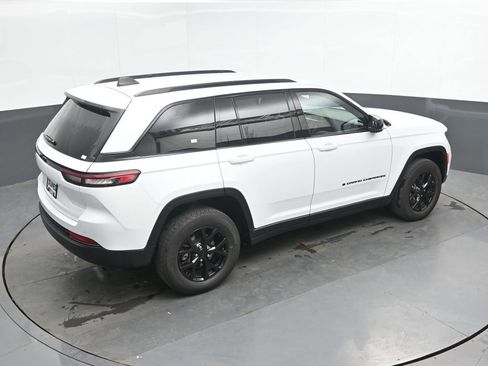 Used 2025 Jeep Grand Cherokee Altitude AWD/4WD image 30