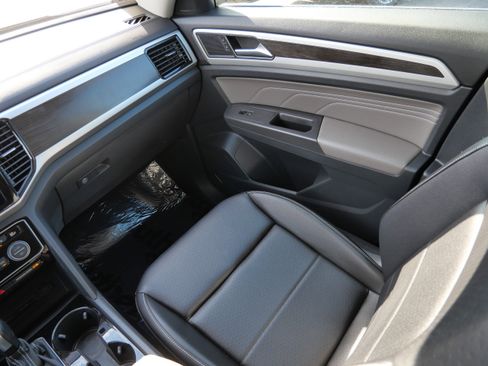 Certified 2022 Volkswagen Atlas SE image 11