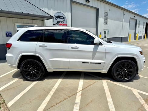 Used 2018 Jeep Grand Cherokee Altitude AWD/4WD image 9