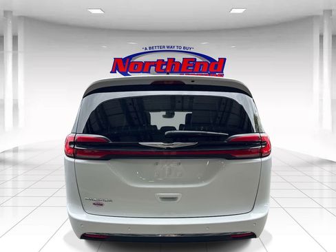 Used 2023 Chrysler Pacifica Touring-L FWD image 4