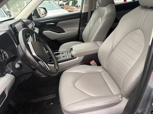 Used 2022 Toyota Highlander XLE AWD/4WD image 22