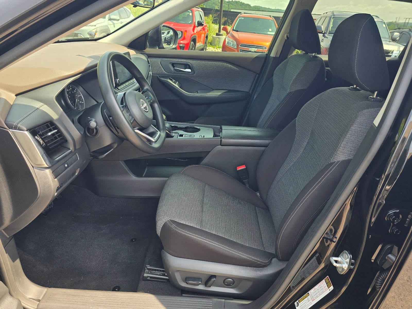 Used 2022 Nissan Rogue SV FWD image 11