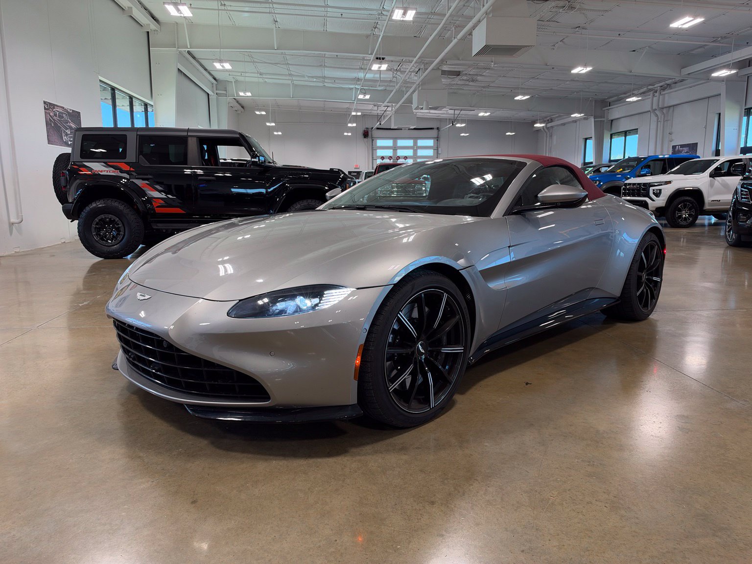 Used 2021 Aston Martin V8 Vantage Roadster RWD image 6