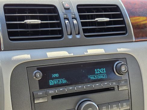 Used 2009 Buick Lucerne CXL image 17