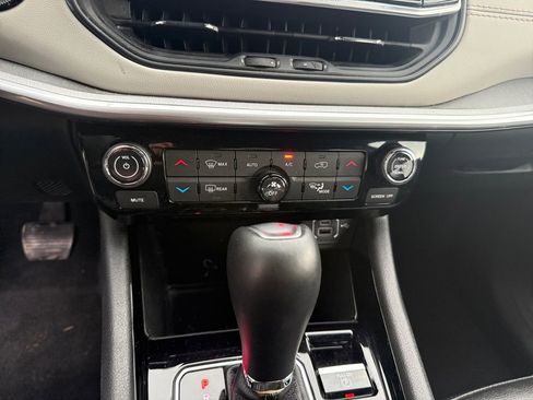 Used 2025 Jeep Compass Limited AWD/4WD image 16