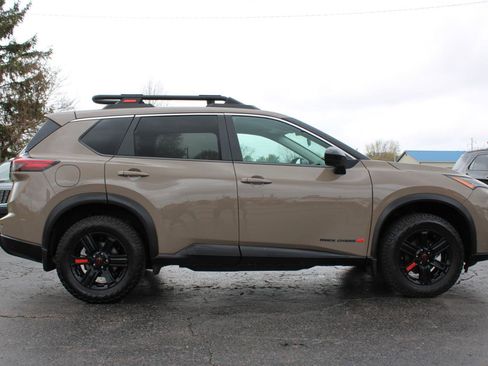 Used 2025 Nissan Rogue SV image 3