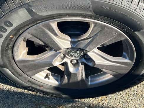 Used 2022 Toyota RAV4 XLE image 17