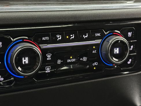 Used 2024 Chevrolet Silverado 2500 LTZ w/ LTZ Convenience Package image 17