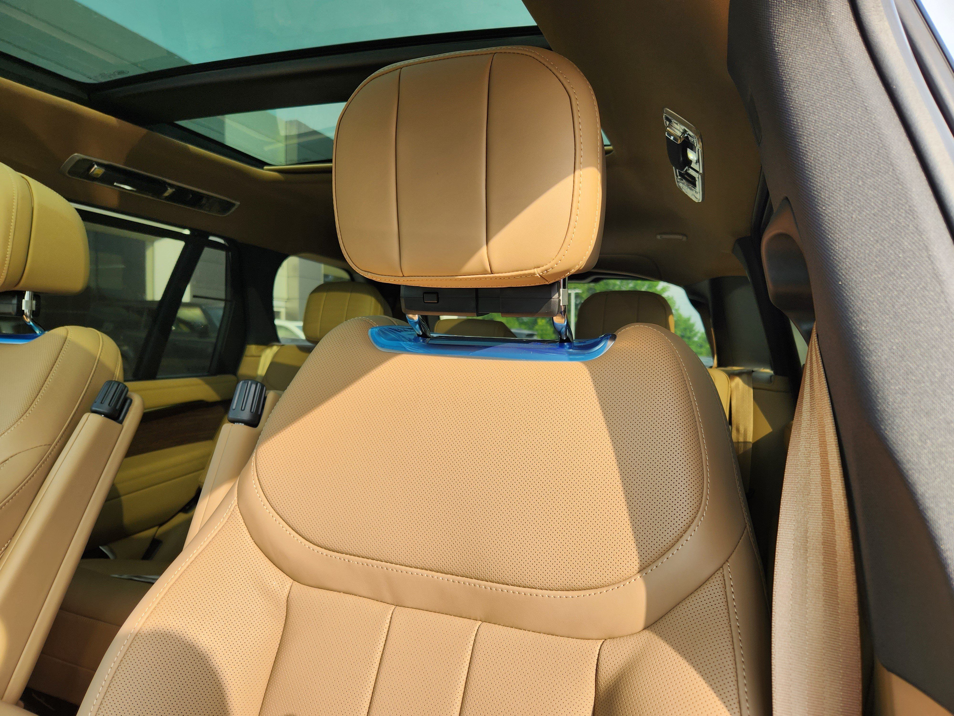 New 2026 Land Rover Range Rover Long Wheelbase SE AWD/4WD image 9