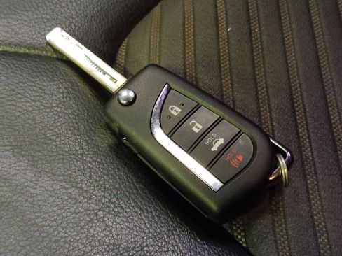 Used 2021 Toyota Camry SE w/ Carpet Mat Package (TMS) FWD image 32