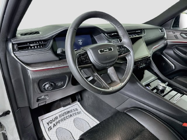 Used 2024 Jeep Grand Cherokee Overland w/ Luxury Tech Group IV AWD/4WD image 9
