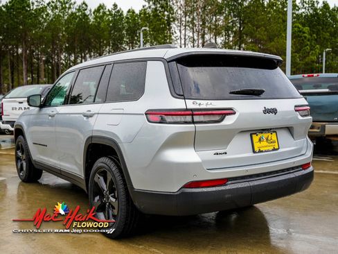 Used 2023 Jeep Grand Cherokee L Laredo image 5