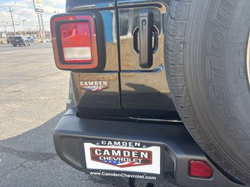 Used 2023 Jeep Wrangler Sahara image 10