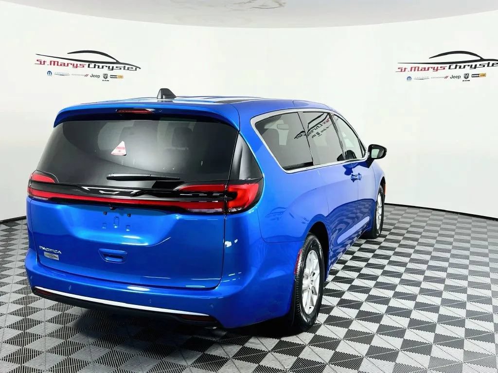 New 2027 Chrysler Pacifica Select FWD image 8