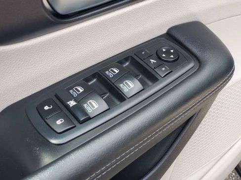 Used 2020 Chrysler Pacifica Limited FWD image 21