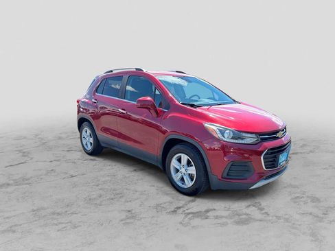 Used 2018 Chevrolet Trax LT w/ LT Convenience Package FWD image 2
