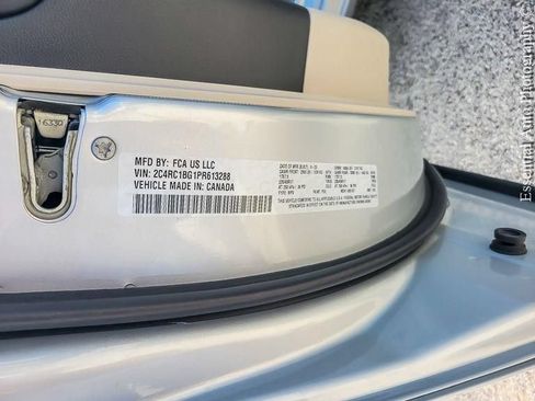 Used 2023 Chrysler Pacifica Touring-L FWD image 31