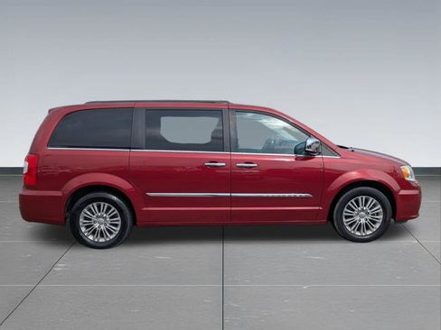 Used 2016 Chrysler Town & Country Touring-L FWD image 6