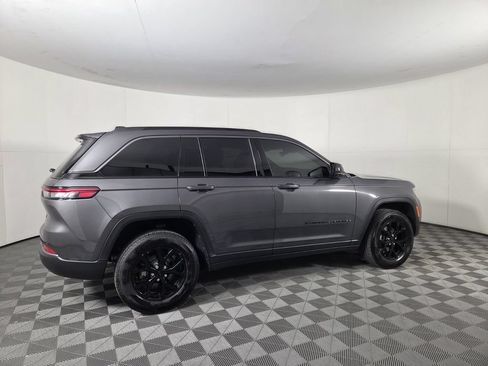 Used 2026 Jeep Grand Cherokee Altitude RWD image 4