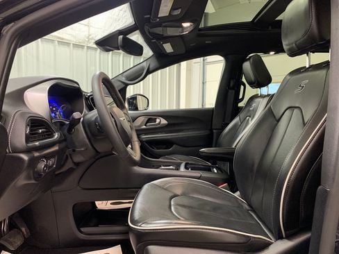 Used 2025 Chrysler Pacifica Limited image 3