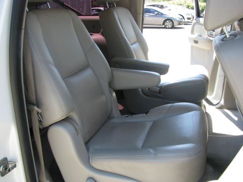 Used 2009 Chevrolet Suburban LTZ RWD image 17