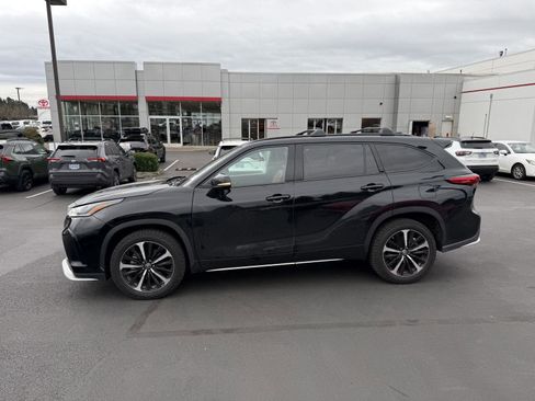Used 2021 Toyota Highlander XSE image 2