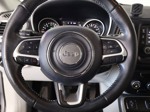 Used 2018 Jeep Compass Latitude FWD image 3