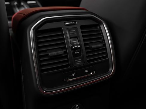 Used 2025 Porsche Macan image 42