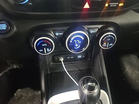 Used 2022 Hyundai Venue Limited image 11