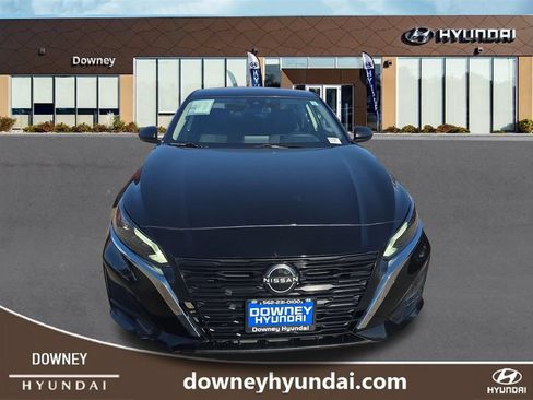 Used 2024 Nissan Altima 2.5 SV FWD image 8