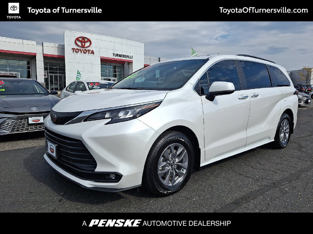Used 2026 Toyota Sienna XLE FWD image 1